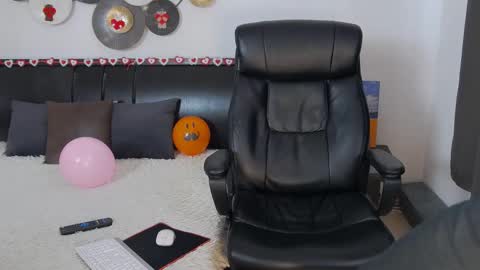 Snapshot of tim_mart chatting on February 16, 2025, 10:54 am ask me online show from February 16, 2025, 10:54 am