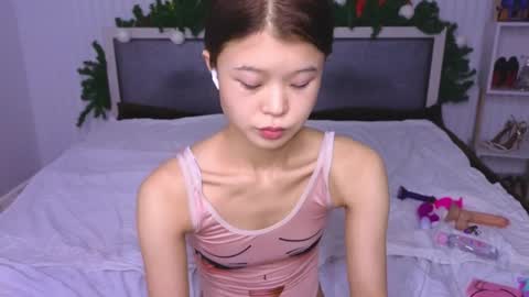 tina__kim online show from January 8, 2025, 10:59 am