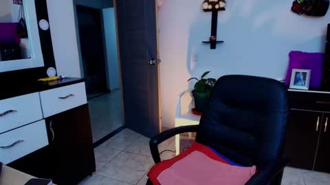 Snapshot of tinnadawson chatting on January 14, 2025, 2:40 am I AM BELLA ----------- follow my IG TINNS 69 online show from January 14, 2025, 2:40 am