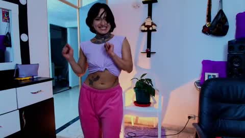 Snapshot of tinnadawson chatting on January 15, 2025, 8:20 am I AM BELLA ----------- follow my IG TINNS 69 online show from January 15, 2025, 8:20 am