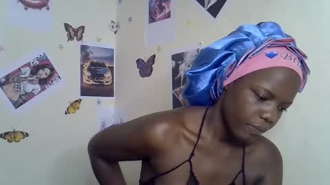 Snapshot of tinnie_e chatting on January 10, 2026, 12:40 pm tinnie_e online show from January 10, 2026, 12:40 pm