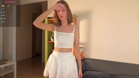 Snapshot of tiny_lilyy chatting on September 21, 2025, 1:24 pm Lily online show from September 21, 2025, 1:24 pm