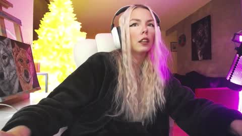 stage Kylie Sinner  brand CLITBAIT online show from November 13, 2025, 10:30 pm