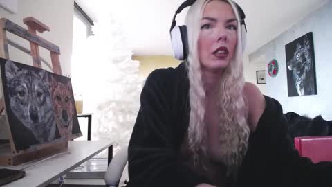 stage Kylie Sinner  brand CLITBAIT online show from November 16, 2025, 12:22 pm