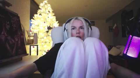 stage Kylie Sinner  brand CLITBAIT online show from December 19, 2025, 8:49 pm