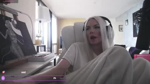 stage Kylie Sinner  brand CLITBAIT online show from April 15, 2026, 7:58 pm