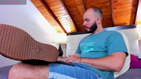 Snapshot of tom_bailey_ chatting on November 7, 2025, 1:22 pm online show from November 7, 2025, 1:22 pm