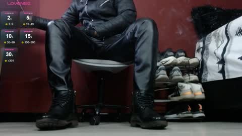 Snapshot of tom_brown12 chatting on December 9, 2024, 11:15 am Tom online show from December 9, 2024, 11:15 am