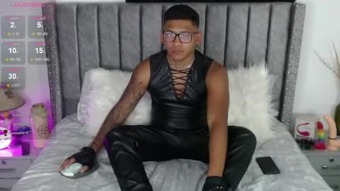 Snapshot of tom_brown12 chatting on December 17, 2024, 1:07 am Tom online show from December 17, 2024, 1:07 am