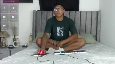 Snapshot of tom_brown12 chatting on January 17, 2025, 10:12 pm Tom online show from January 17, 2025, 10:12 pm