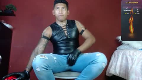 Snapshot of tom_brown12 chatting on February 19, 2025, 2:33 am Tom online show from February 19, 2025, 2:33 am