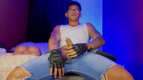 Snapshot of tom_brown12 chatting on October 8, 2025, 1:36 am Tom online show from October 8, 2025, 1:36 am