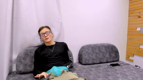 Tom online show from June 19, 2026, 6:34 pm