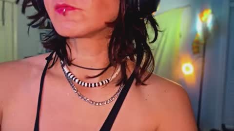 tomboy_titties online show from June 17, 2026, 3:20 am
