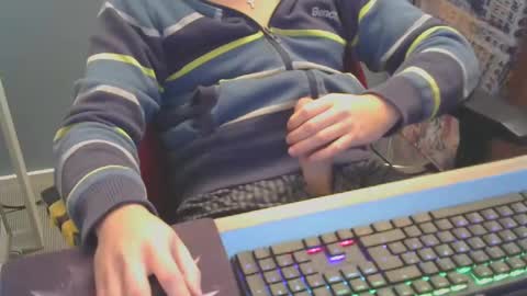 Snapshot of tomin3m chatting on December 4, 2024, 6:06 pm tomin3m online show from December 4, 2024, 6:06 pm