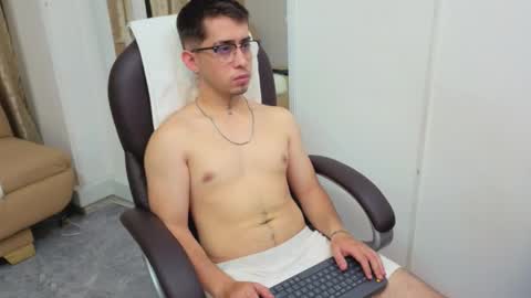 Snapshot of tommas_johnson chatting on March 8, 2026, 12:52 am Tomas online show from March 8, 2026, 12:52 am