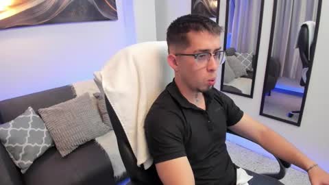 Snapshot of tommas_johnson chatting on March 17, 2026, 3:44 am Tomas online show from March 17, 2026, 3:44 am