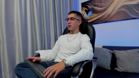 Snapshot of tommas_johnson chatting on April 2, 2026, 3:59 am Tomas online show from April 2, 2026, 3:59 am