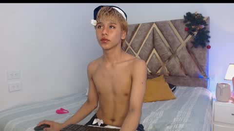 Snapshot of tommyfoxboy chatting on December 24, 2024, 5:23 pm Tommy Foxboy online show from December 24, 2024, 5:23 pm