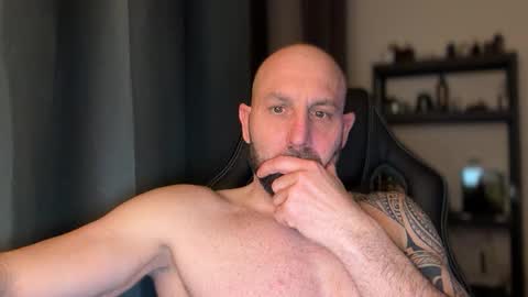 Snapshot of tommyx01 chatting on April 4, 2026, 10:07 pm Thomas Fit online show from April 4, 2026, 10:07 pm