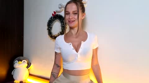 Snapshot of tootightwithbra chatting on December 21, 2024, 7:35 am Kira online show from December 21, 2024, 7:35 am