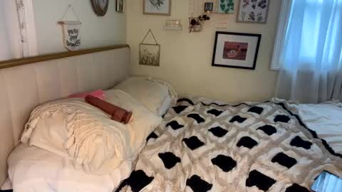 Snapshot of tori_thames chatting on February 10, 2025, 9:36 pm Tori online show from February 10, 2025, 9:36 pm