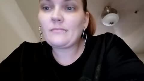 Snapshot of toxiclilly chatting on April 2, 2026, 6:05 pm Lilly Miss Mistress Goddess Maam Queen Boss online show from April 2, 2026, 6:05 pm