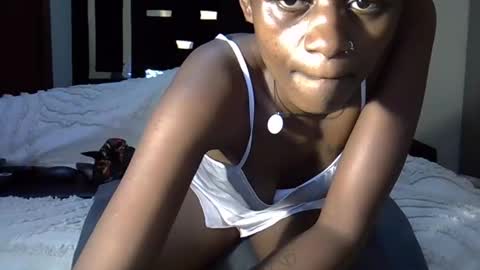 Snapshot of tracyvibes chatting on November 17, 2025, 8:14 pm Flavia online show from November 17, 2025, 8:14 pm