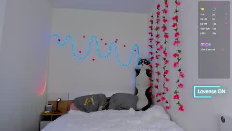 Snapshot of traharaaa chatting on October 16, 2025, 12:17 pm Ariana and Erik online show from October 16, 2025, 12:17 pm