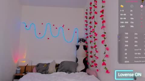 Snapshot of traharaaa chatting on October 30, 2025, 1:12 pm Ariana and Erik online show from October 30, 2025, 1:12 pm