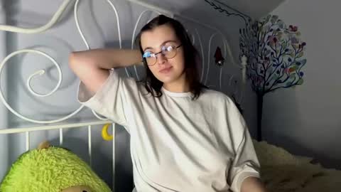 Snapshot of trangarlick chatting on September 18, 2025, 6:21 pm Amelia online show from September 18, 2025, 6:21 pm