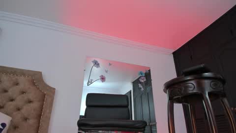 Juliana Giiraldo  online show from October 17, 2025, 7:05 pm