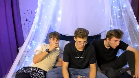 Snapshot of travis_wolf_ chatting on October 18, 2025, 7:03 pm Travis online show from October 18, 2025, 7:03 pm