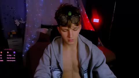 Snapshot of travis_wolf_ chatting on November 5, 2025, 8:09 pm Travis online show from November 5, 2025, 8:09 pm