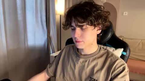 travisrivas online show from April 18, 2026, 9:02 am