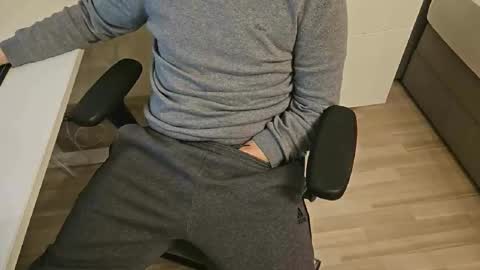 tree1989 online show from February 8, 2025, 6:33 pm