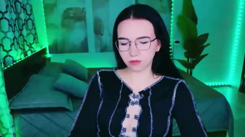 TriciaDaisy online show from May 17, 2026, 2:46 pm