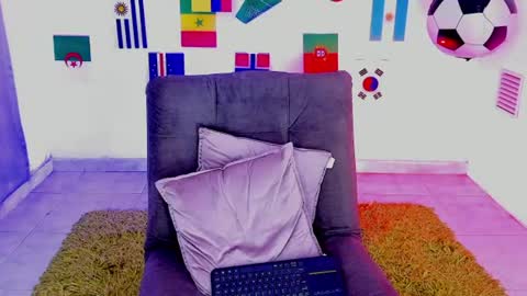 Snapshot of triiangel_latinboy chatting on July 17, 2026, 12:23 pm Johan online show from July 17, 2026, 12:23 pm
