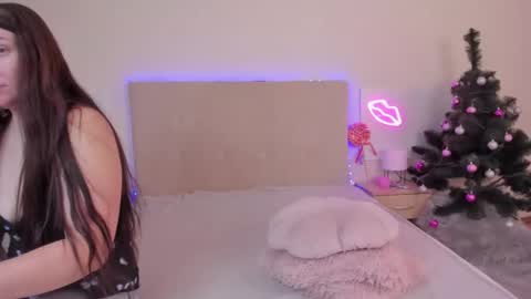 Mia online show from December 15, 2025, 6:28 am