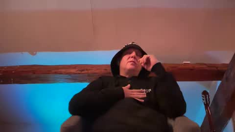 Snapshot of tritonspace chatting on September 24, 2025, 4:05 am Triton online show from September 24, 2025, 4:05 am