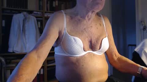 Snapshot of tubaist chatting on January 27, 2025, 8:18 am FINN but call me NANNA online show from January 27, 2025, 8:18 am