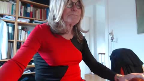 Snapshot of tubaist chatting on November 5, 2025, 8:58 am FINN but call me NANNA online show from November 5, 2025, 8:58 am