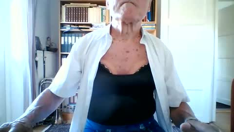 Snapshot of tubaist chatting on June 21, 2026, 12:19 pm FINN but call me NANNA online show from June 21, 2026, 12:19 pm