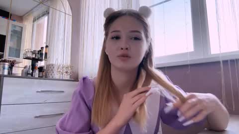 Mia online show from March 19, 2026, 2:54 pm