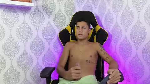 Snapshot of twink_davidx chatting on December 4, 2025, 7:55 pm Dani online show from December 4, 2025, 7:55 pm