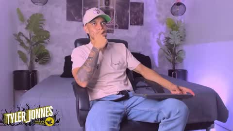 Snapshot of tyler_jonnes chatting on December 17, 2024, 5:07 am Tyler online show from December 17, 2024, 5:07 am