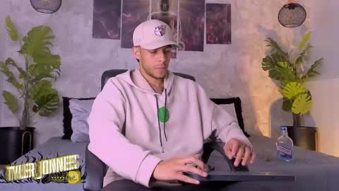 Snapshot of tyler_jonnes chatting on December 20, 2024, 5:14 am Tyler online show from December 20, 2024, 5:14 am