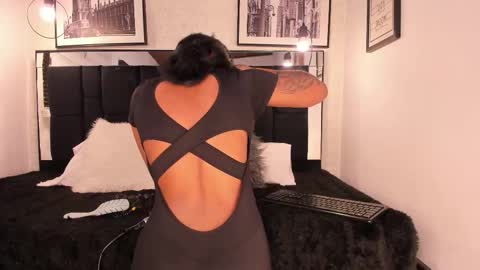 Snapshot of tylla_ chatting on September 27, 2025, 3:44 am online show from September 27, 2025, 3:44 am