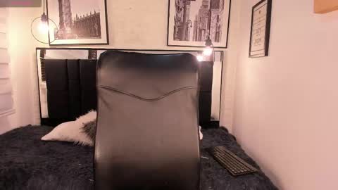 Snapshot of tylla_ chatting on October 25, 2025, 3:36 am online show from October 25, 2025, 3:36 am