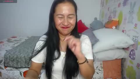 Snapshot of tyna_b chatting on July 11, 2026, 9:27 pm Tyna online show from July 11, 2026, 9:27 pm